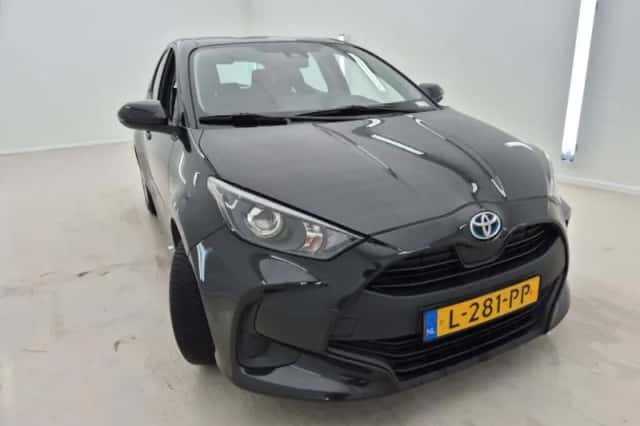 Toyota Yaris (2021) thumbnail 2
