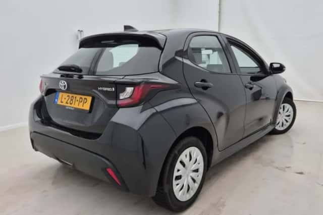 Toyota Yaris (2021) thumbnail 3