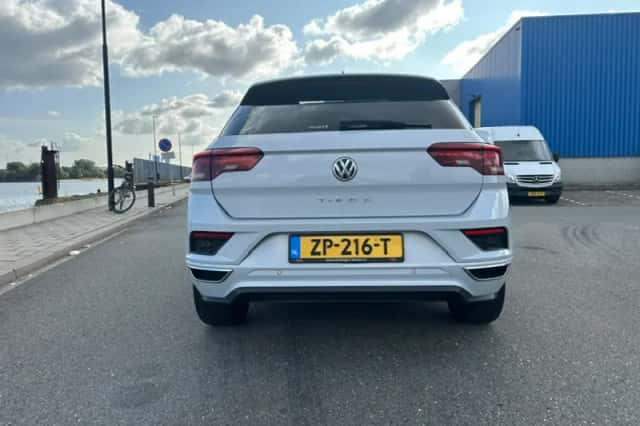Volkswagen T-Roc (2019) thumbnail 3