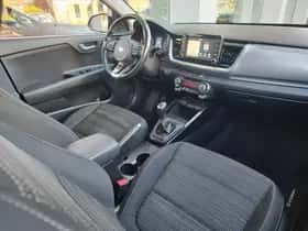 Kia Stonic (2018) thumbnail 9