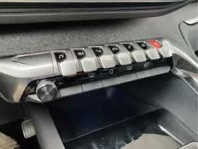 Peugeot 3008 (2018) thumbnail 12