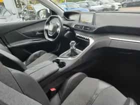Peugeot 3008 (2018) thumbnail 5