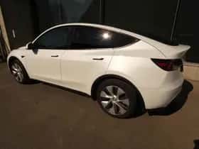 Tesla Model Y (2023) thumbnail 3