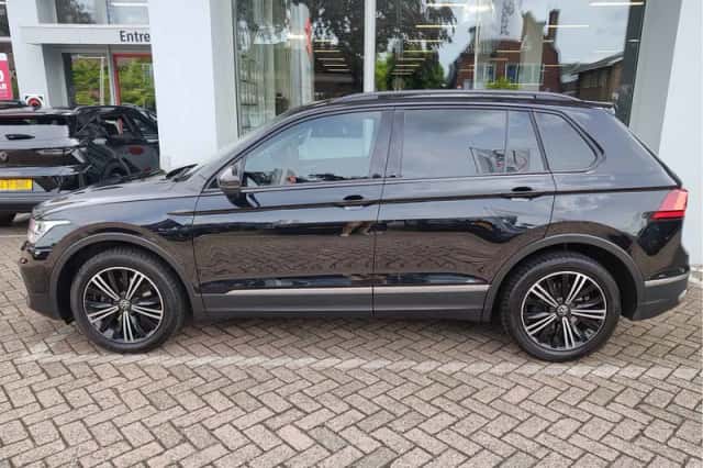 Volkswagen Tiguan (2021) thumbnail 2