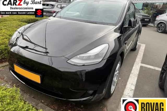 Tesla Model Y (2024) thumbnail 1