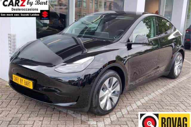 Tesla Model Y (2024) thumbnail 1