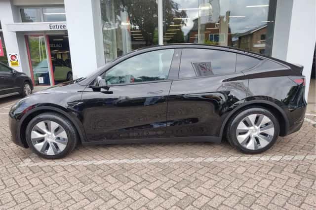 Tesla Model Y (2024) thumbnail 2