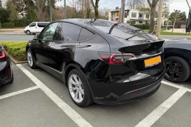 Tesla Model Y (2024) thumbnail 3