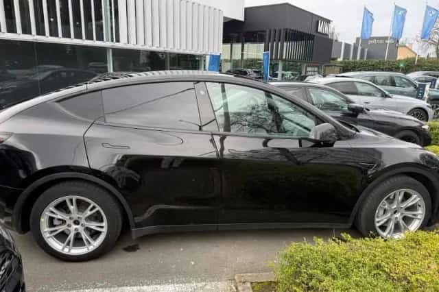 Tesla Model Y (2024) thumbnail 5