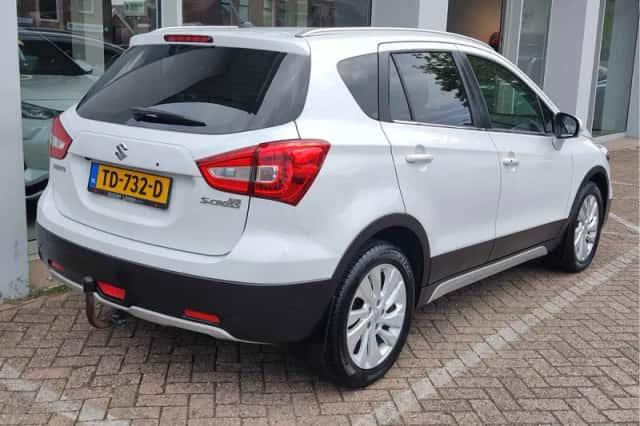 Suzuki S-Cross (2018) thumbnail 5