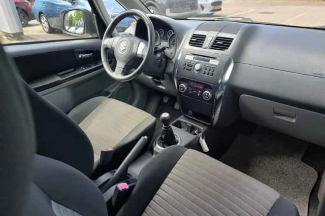Suzuki SX4 (2010) thumbnail 5