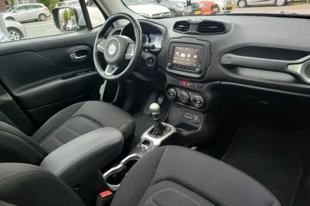Jeep Renegade (2017) thumbnail 5