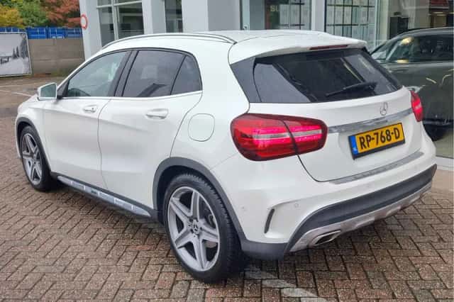 Mercedes-Benz GLA (2017) thumbnail 2