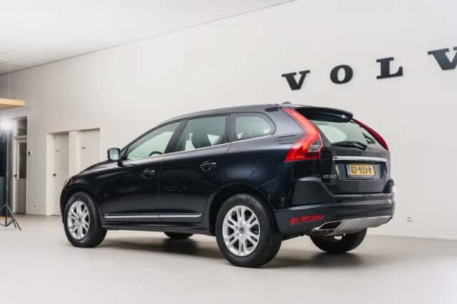 Volvo XC60 (2016) thumbnail 3