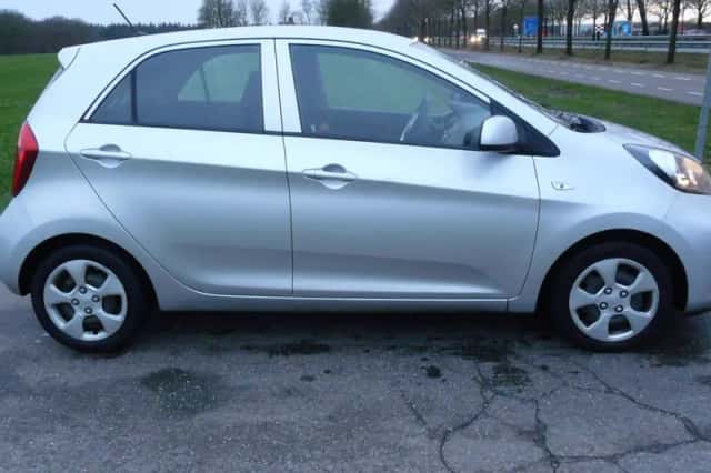 Kia Picanto (2015) thumbnail 3