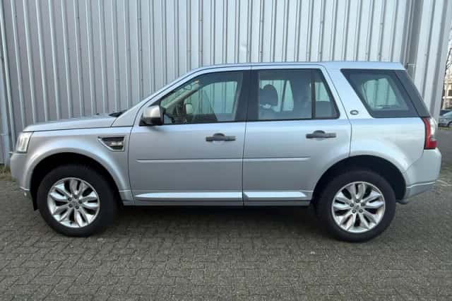 Land Rover Freelander (2011) thumbnail 2