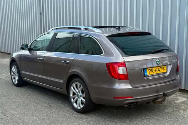 Škoda Superb (2012) thumbnail 3