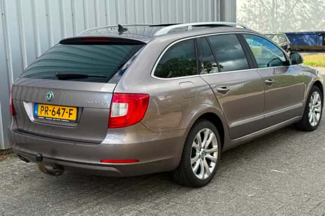 Škoda Superb (2012) thumbnail 5