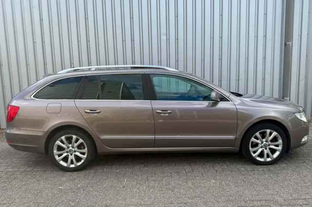 Škoda Superb (2012) thumbnail 6