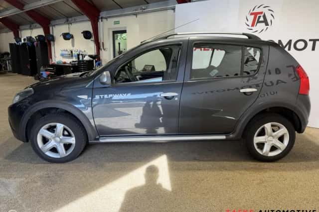 Dacia Sandero (2010) thumbnail 2