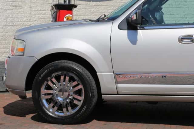 Lincoln Navigator (2007) thumbnail 13