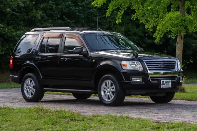 Ford Explorer (2010) thumbnail 2