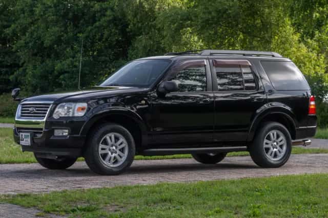 Ford Explorer (2010) thumbnail 3