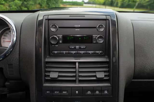 Ford Explorer (2010) thumbnail 24