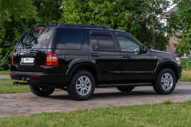 Ford Explorer (2010) thumbnail 4