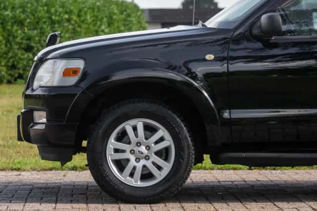 Ford Explorer (2010) thumbnail 7