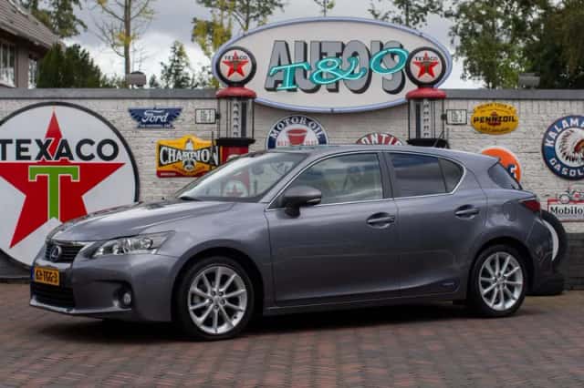 Lexus CT (2012) thumbnail 1