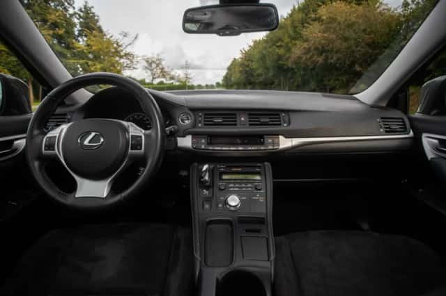 Lexus CT (2012) thumbnail 16