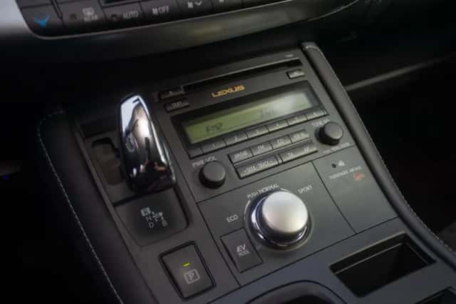 Lexus CT (2012) thumbnail 17