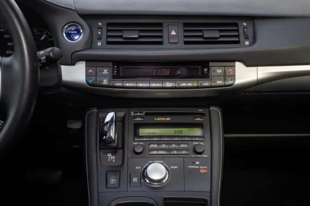 Lexus CT (2012) thumbnail 18