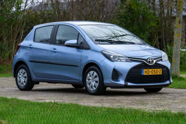 Toyota Yaris (2015) thumbnail 2