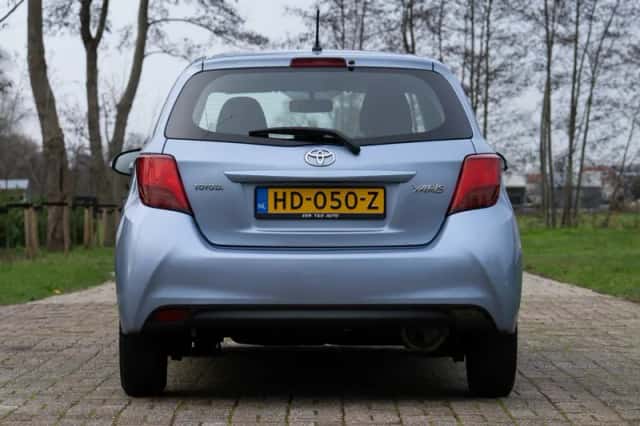 Toyota Yaris (2015) thumbnail 11