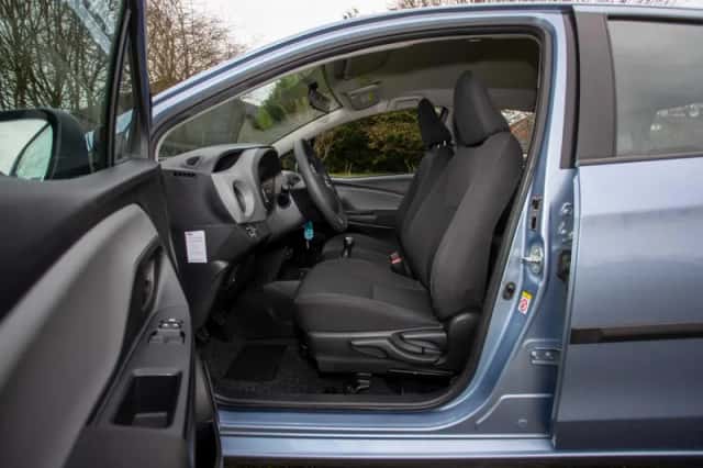 Toyota Yaris (2015) thumbnail 12