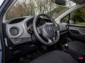 Toyota Yaris (2015) thumbnail 13
