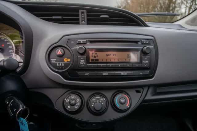 Toyota Yaris (2015) thumbnail 17