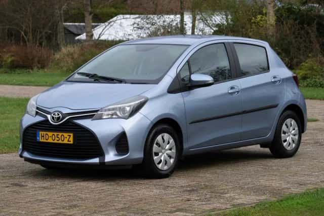 Toyota Yaris (2015) thumbnail 3