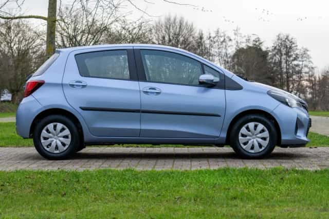 Toyota Yaris (2015) thumbnail 9