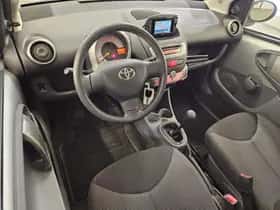 Toyota Aygo (2011) thumbnail 6