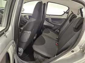 Toyota Aygo (2011) thumbnail 8