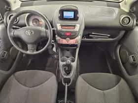 Toyota Aygo (2011) thumbnail 9