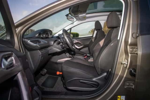 Peugeot 2008 (2016) thumbnail 12