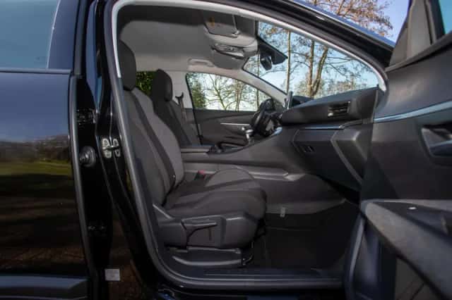 Peugeot 3008 (2018) thumbnail 13