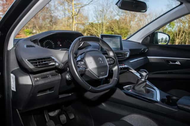 Peugeot 3008 (2018) thumbnail 14