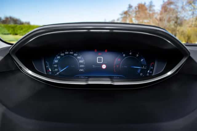 Peugeot 3008 (2018) thumbnail 16