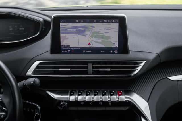 Peugeot 3008 (2018) thumbnail 17