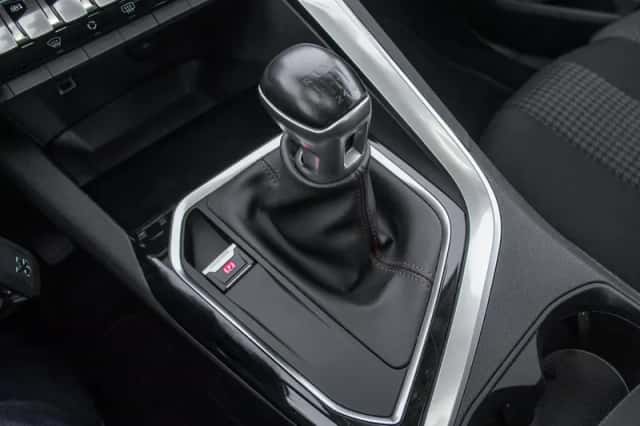 Peugeot 3008 (2018) thumbnail 18